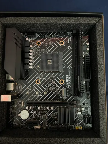 Placa mãe AM4 para ryzen + memória ram 8GB