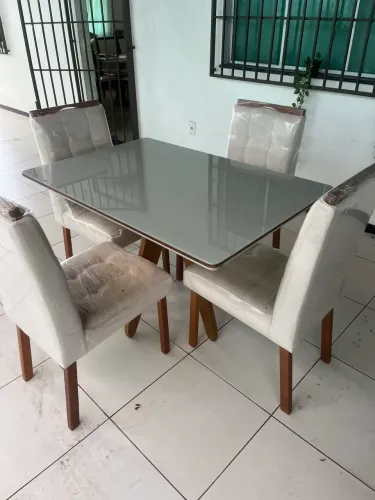 Conjunto de mesa com quatro cadeiras em Mdf+vidro