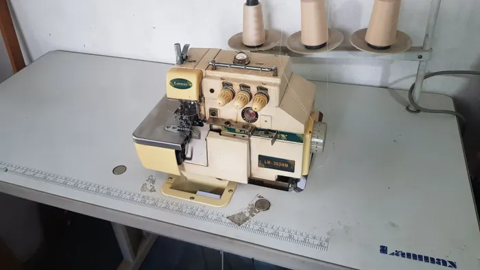 máquina de costura Overlock Industrial Lanmax LM-303HM (3 fios)
