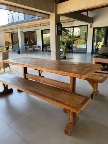 Mesa de madeira maciça