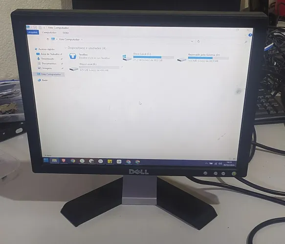 Monitor Dell com uma pequena mancha cabos inclusos
