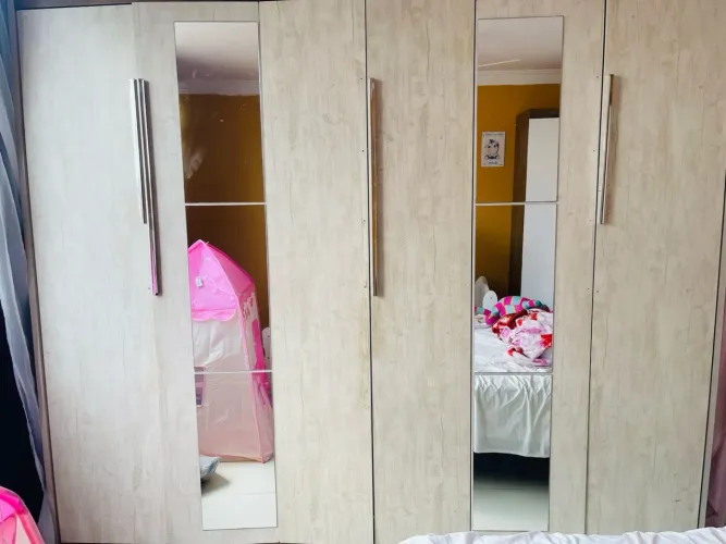 Guarda roupa espaçoso completo 