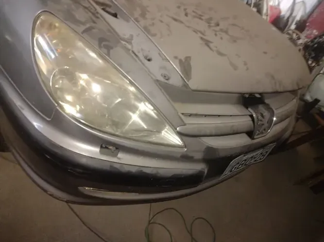 Farol do Peugeot 607 ano 2001