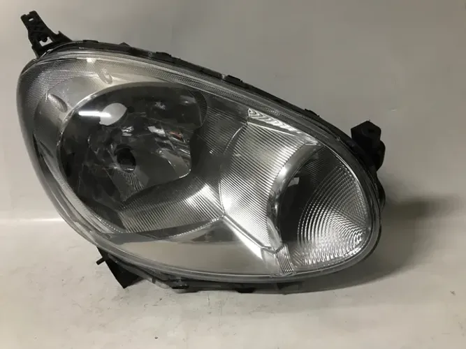 Farol Nissan March 