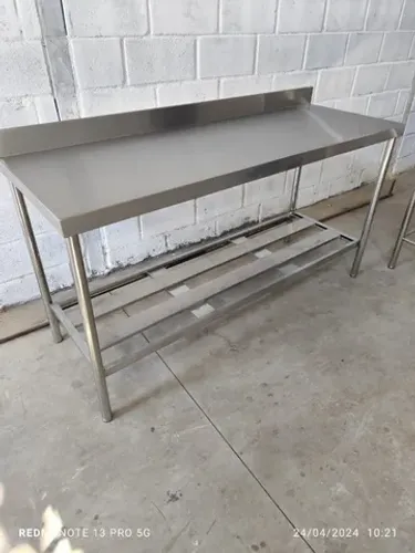 Mesa de Inox para Manipulação com Respaldo e Grade 1,80m