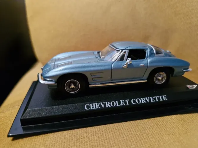 Miniatura Chevrolet Corvette 1:43 