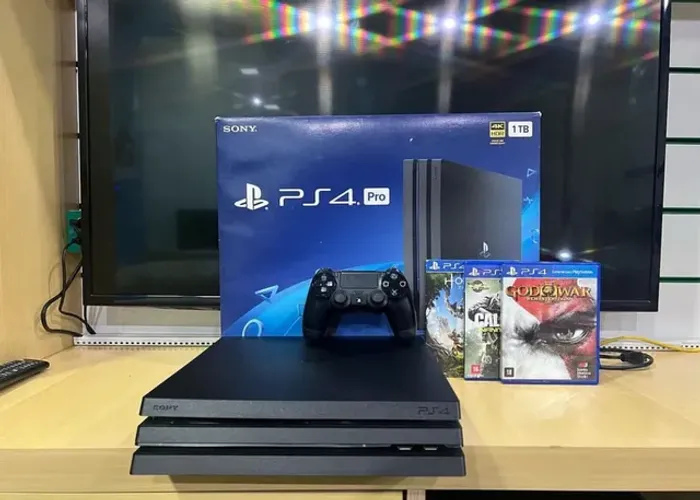 PS4 pro semi novo com 3 jogos mídia física