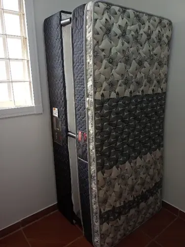 Cama Box + Colchão Castor Solteiro 3 meses de uso.