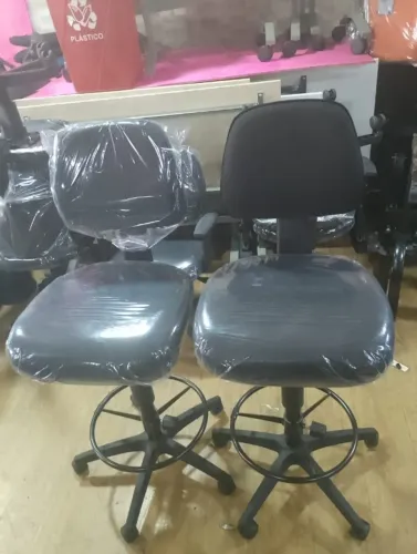 Cadeira caixa alta para balcão