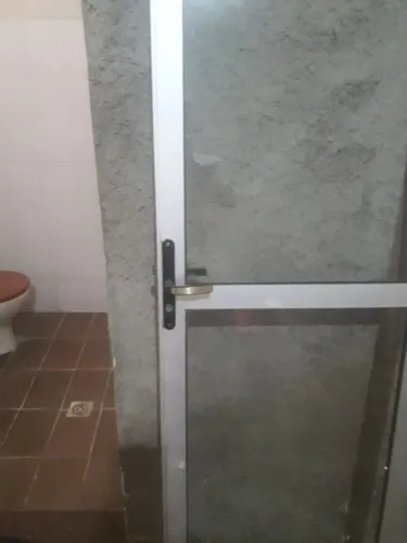 PORTA DE ALUMINIO E VIDRO.