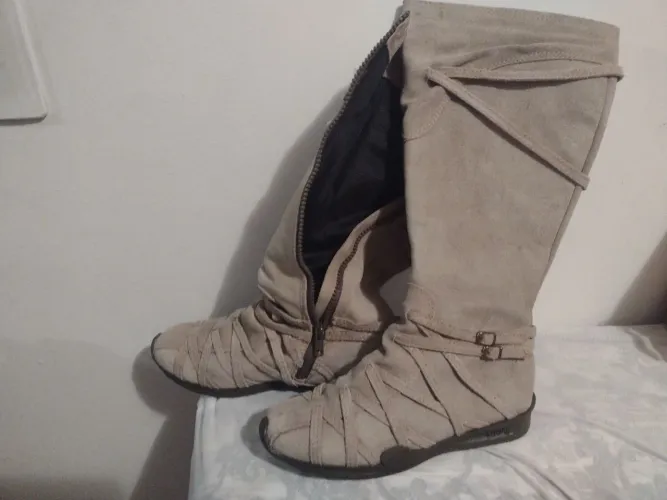 Botas Feminina em couro Bege - Conforto e Estilo