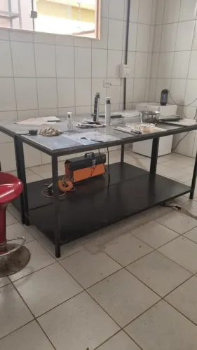 Bancada industrial em granito Andorinha - 1,80m x 0,60m (com estrutura metálica preta)