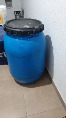 Galão 200 litros com tampa  