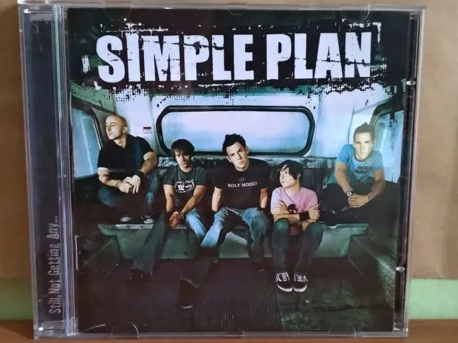 2 Pôsteres + CD  Simple Plan - Still Not Getting Any