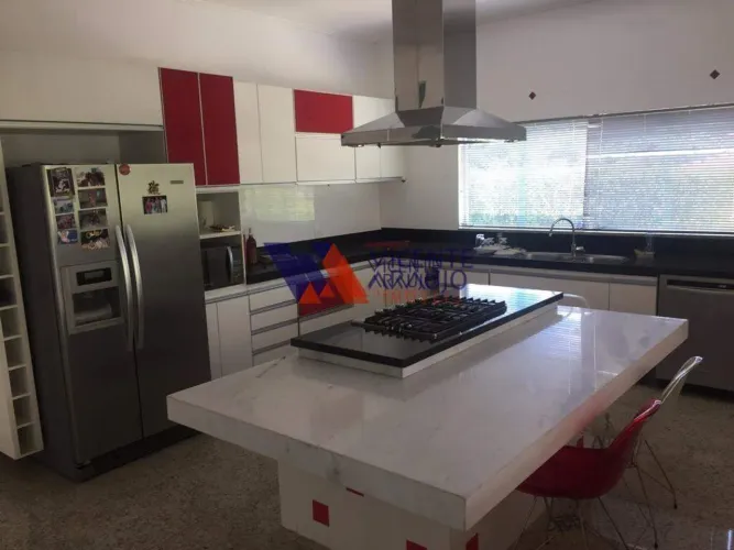 Casa no Condomínio Montserrat com 04 quartos.