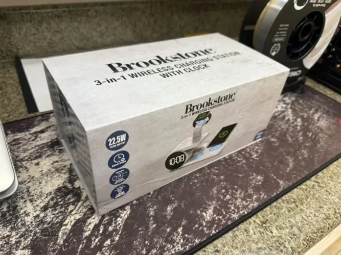 Estação Carregadora 3 em 1 Brookstone Wireless para iPhone Watch AirPods Relógio