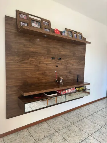 Rack de Parede com Prateleiras e Espelhos