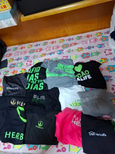 13 Camisetas, 1 moletom Herbalife.