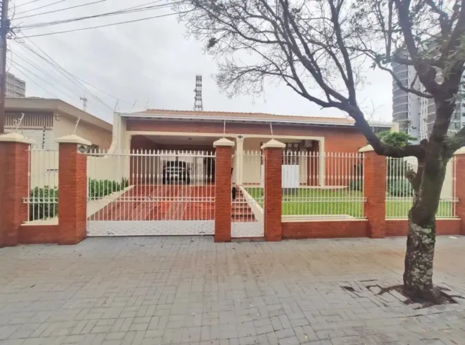 Casa de alto padrão com 4 dormitórios no Centro de Arapongas!