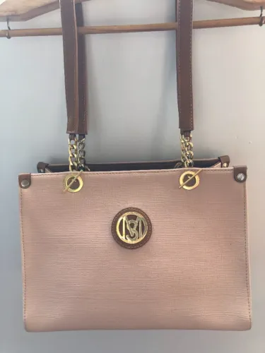 Linda bolsa bege claro com detalhes em couro e em metal dourado. Marca: Monica Sanches