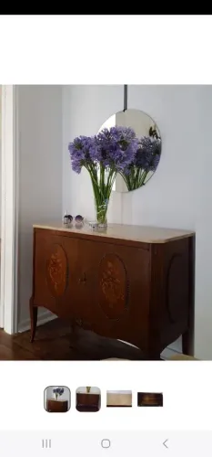Buffet antigo de madeira com detalhes em marchetaria