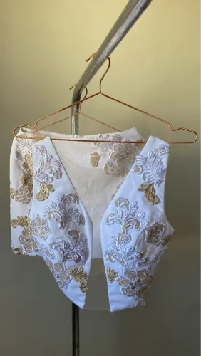 Conjunto bordado branco e dourado