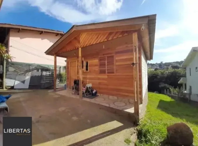 Terreno com 2 casas pré-fabricadas recém-construídas