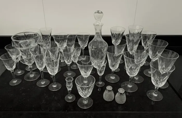 Conjunto com 27 taças de cristal e 5 peças extras: decanter, balde, jarra e saleiros = 32