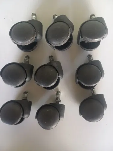 Rodinha de cadeira de escritório.