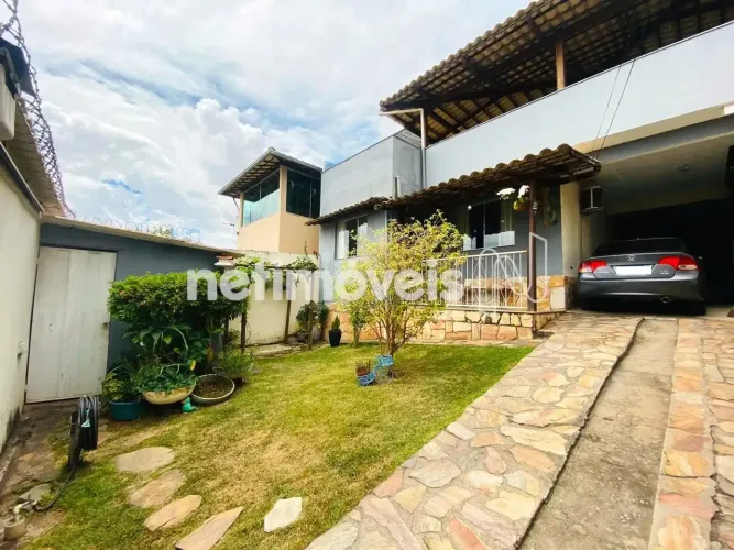 Casa reformada, jardim, terraço com espaço gourmet completo, e vista pro pôr do sol. Avali
