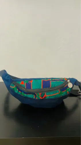 Linda Pochete colorida com azul e verde com 2 bolso na frente e um dentro .