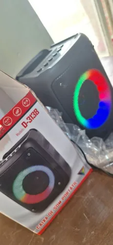 Caixa de som portátil. Bluetooth. Sala de aula.