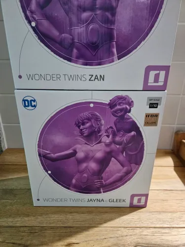 Estátua Wonder Twins Jayna & Gleek - Iron Studios