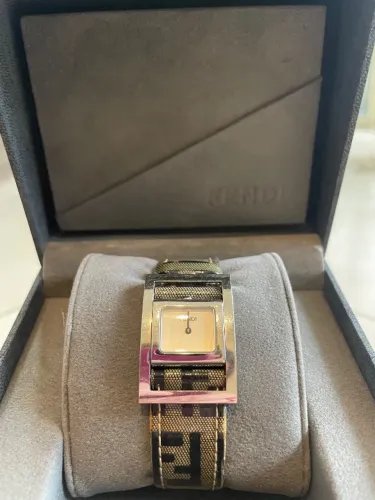 Relógio Fendi reverso  com Caixa Medindo 27x37,0mm. Relógio Com Dupla Face