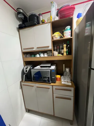 ARMÁRIO DE COZINHA 1,10x2,00MT COR OFF-WHITE COM AMADEIRADO