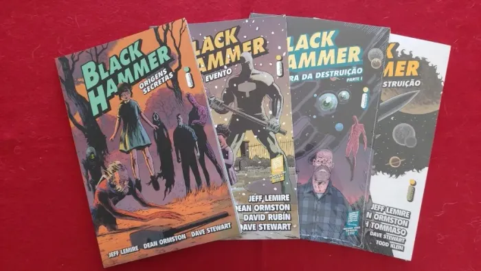 Lote com os quatro volumes de Black Hammer (Intrinseca)