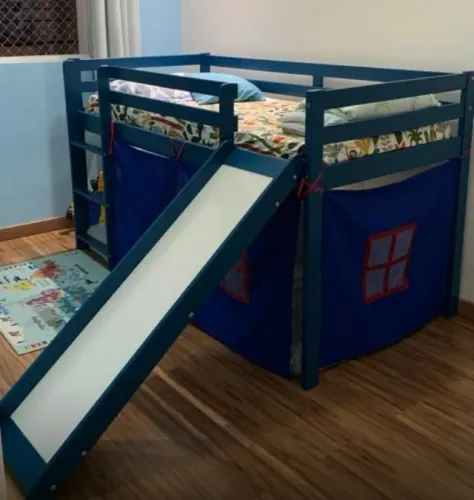 Cama com escorregador infantil azul
