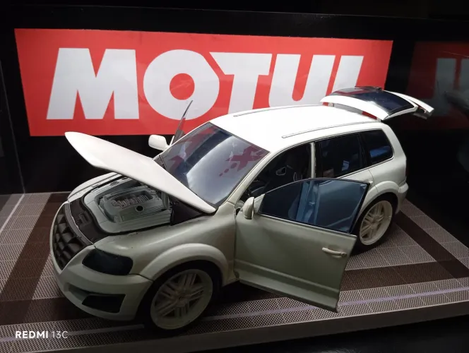 Top Miniatura Volkswagen Touareg Parotech P24 - NOREV - escala 1/18