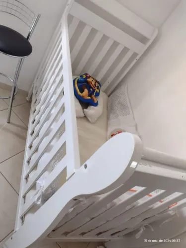 Berço com colchão em excelente estado de conservação.