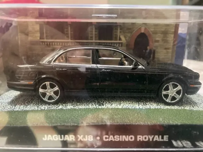 Miniatura Jaguar XJ8 James Bond 007 Cassino Royale 1:43 Ed.40