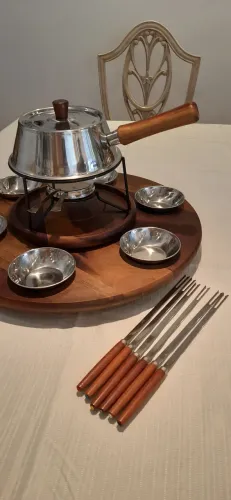 Conjunto para Fondue em Aço Inox e Base de Madeira Rotativa Completo