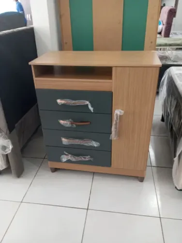 Cômoda com 4 Gavetas e Porta - Amadeirado e Verde Com Frete Grátis!!