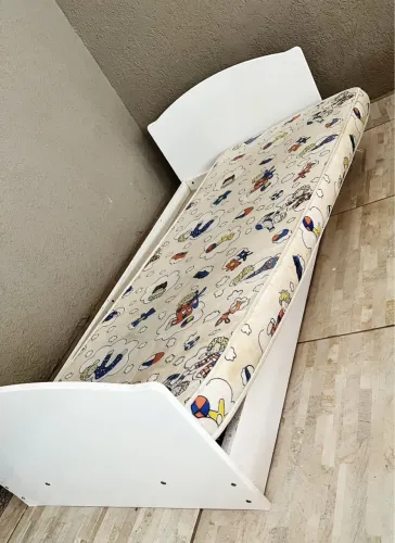 Mini cama montessoriana de madeira com colchao 1,50 x 70
