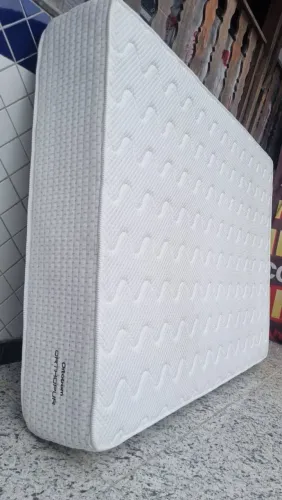 Colchão espuma D45 com espuma da nasa Queen.Sem uso,. Aceito cartão e entrego