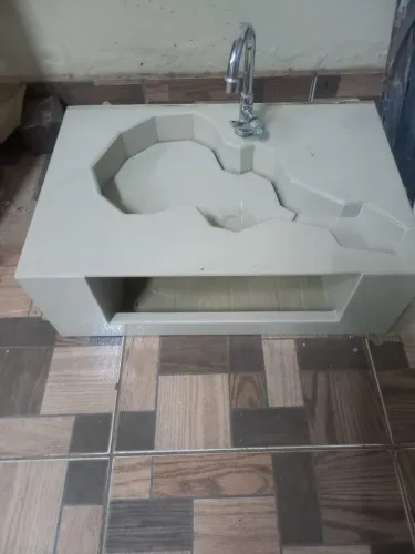 Vendo pia de banheiro de porcelanato 60x40 com torneira valor 250 reais