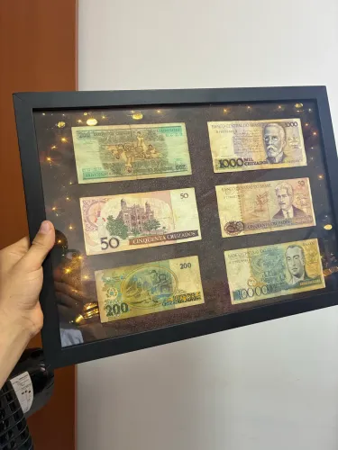 Quadro com notas antigas