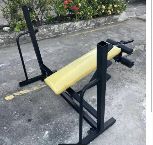 Supino declinado com cadeira extensora e mesa flexora