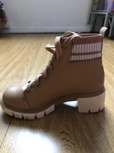 Bota moleca com bolsa usada uma única vez 