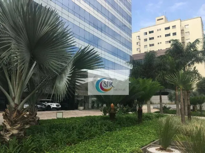 Sala comercial de 390 m² com piso elevado, forro com luminárias, ar condicionado no própri