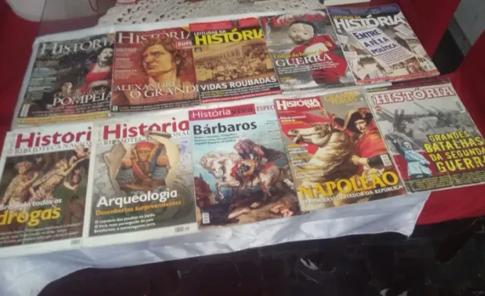 10 revistas de história em bom estado, com diversos temas como arqueologia, napoleão, alex